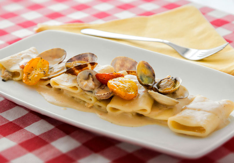 Paccheri con vongole, pomodorini confit e fagiolini cannellini Divella