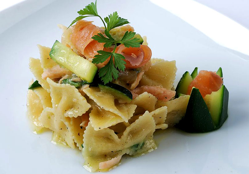 Farfalle con zucchine e salmone