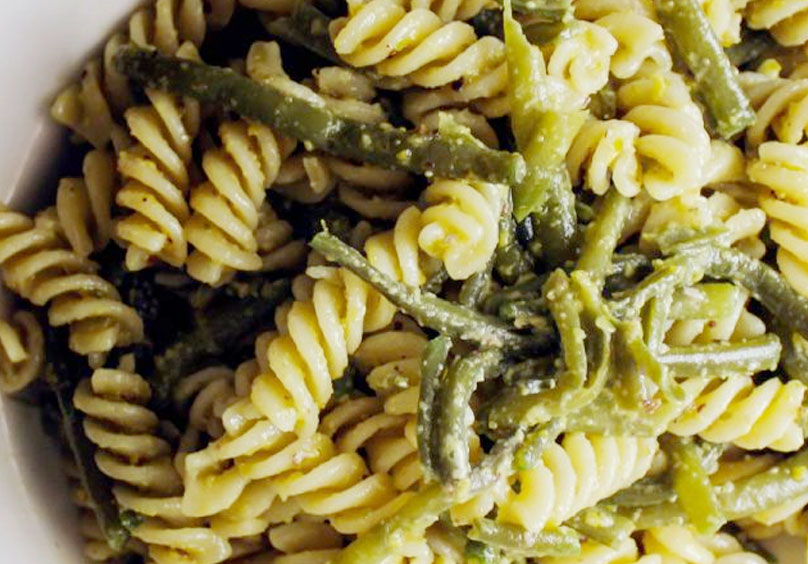 Bronze extruded fusilli with green beans and pesto