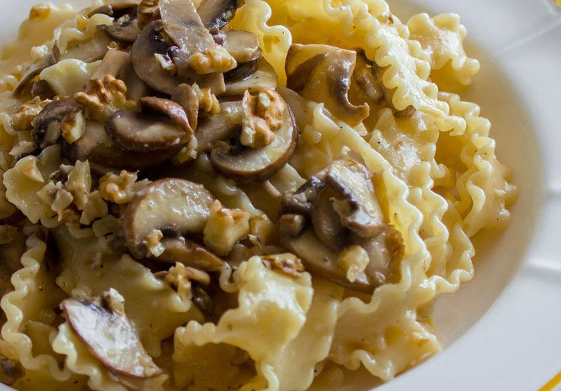 Mafaldine con funghi e noci