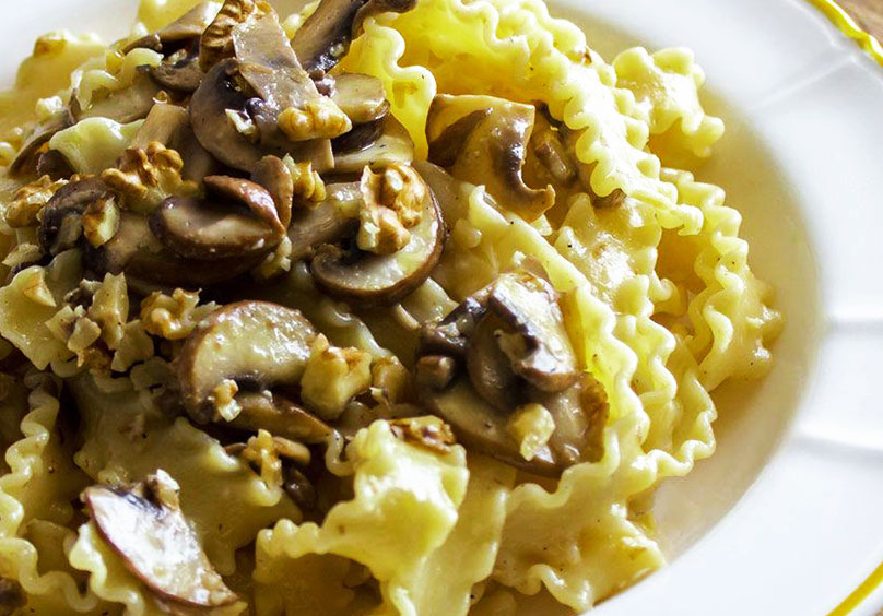 Mafaldine with mushrooms and walnuts