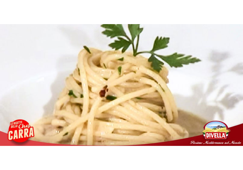 Spaghetti aglio, olio e peperoncino su crema di pane | Ricetta dello chef Carra