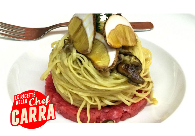 Spaghetto con funghi porcini e polvere di castagna su tartare di manzo | Ricetta dello chef Carra